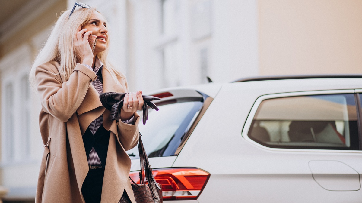 nő autóval